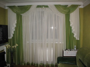 зеленые шторы в гостиной