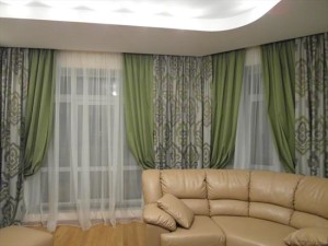 зеленые шторы в интерьере гостиной