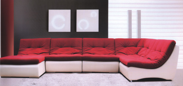 современный диван в интерьере гостиной