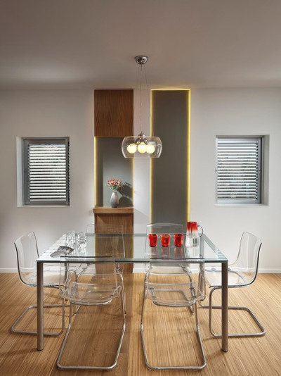 Прозрачные стулья на кухне в стили минимализм с стеклянным столом