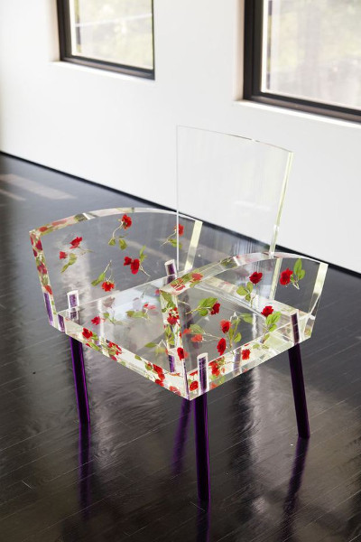 Прозрачный стул расписанный цветами