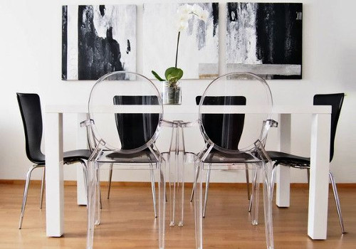 Прозрачные стулья на черно-белой кухне