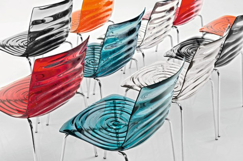 Разноцветные прозрачные стулья