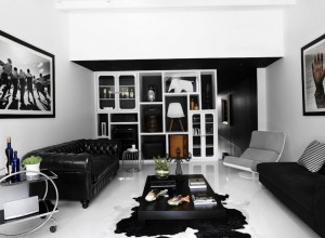 черный диван в интерьере гостиной