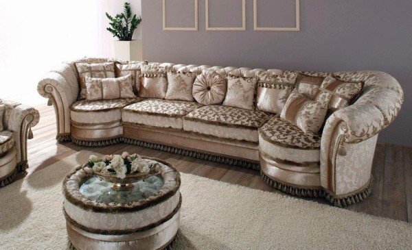 классический диван в интерьере гостиной