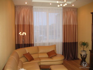 комбинированные шторы в интерьере гостиной