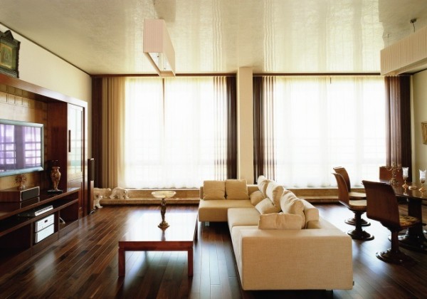 дизайн гостиной с панорамными окнами