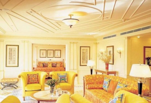 желтый цвет в интерьере гостиной