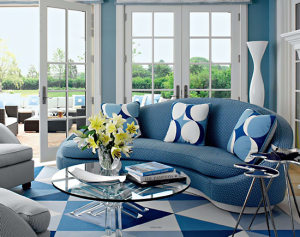 синий диван в интерьере гостиной