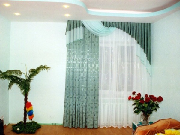 несимметричные шторы в гостиной