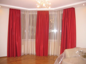 красные шторы в гостиной