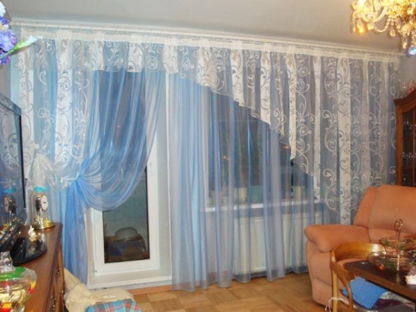 несимметричные шторы в гостиной