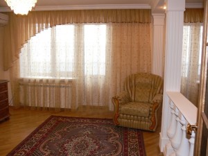 асимметричные шторы в интерьере  гостиной