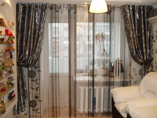 шторы для гостиной с балконом