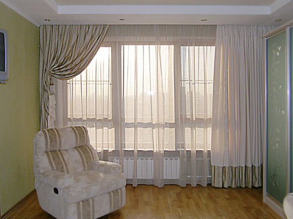 несимметричные шторы в интерьере гостиной