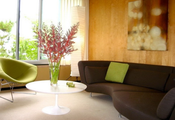 коричневый диван в интерьере гостиной