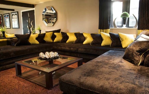 коричневый диван в гостиной