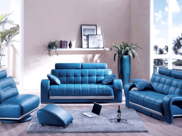 синий диван в гостиной