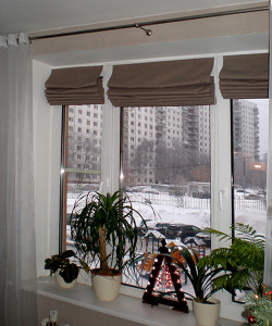короткие шторы в интерьере гостиной