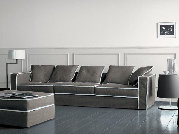 современный диван в интерьере гостиной