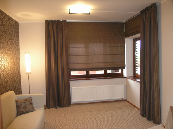 римские шторы в интерьере гостиной