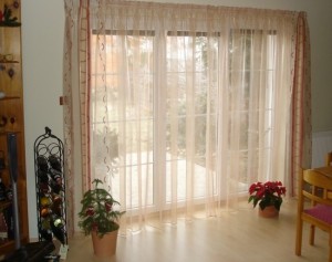 легкие шторы в интерьере гостиной