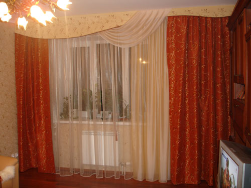 несимметричные шторы в интерьере гостиной